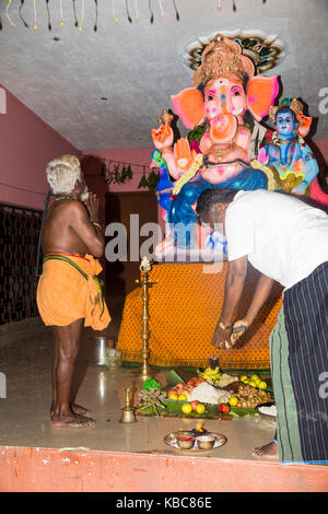 Pondicherry, PUDUCHERY, India - 26 agosto 2017. I devoti intorno a ganesha statua, cerimonia di offerte ganesha festival Foto Stock