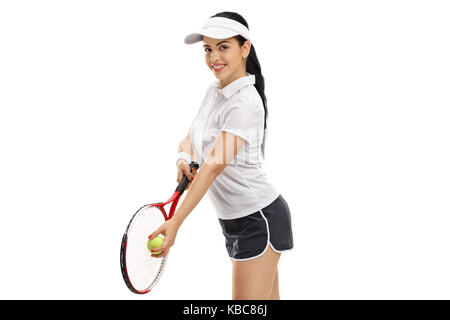 Femmina giocatore di tennis preparando a servire isolati su sfondo bianco Foto Stock