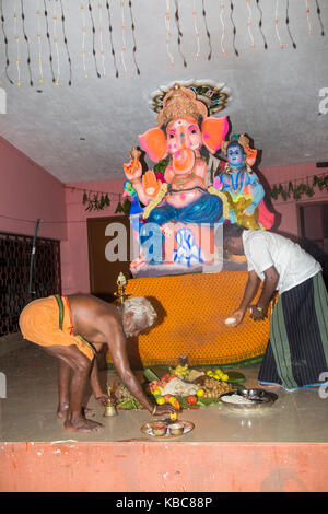 Pondicherry, PUDUCHERY, India - 26 agosto 2017. I devoti intorno a ganesha statua, cerimonia di offerte ganesha festival Foto Stock