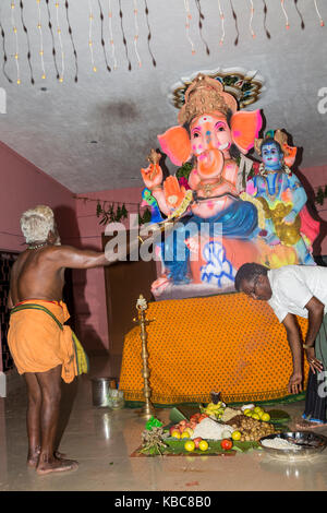 Pondicherry, PUDUCHERY, India - 26 agosto 2017. I devoti intorno a ganesha statua, cerimonia di offerte ganesha festival Foto Stock