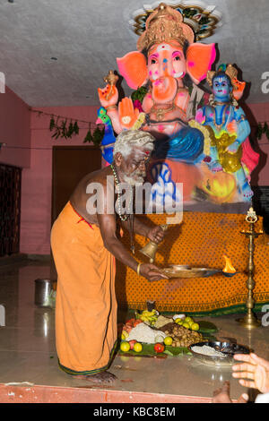 Pondicherry, PUDUCHERY, India - 26 agosto 2017. I devoti intorno a ganesha statua, cerimonia di offerte ganesha festival Foto Stock