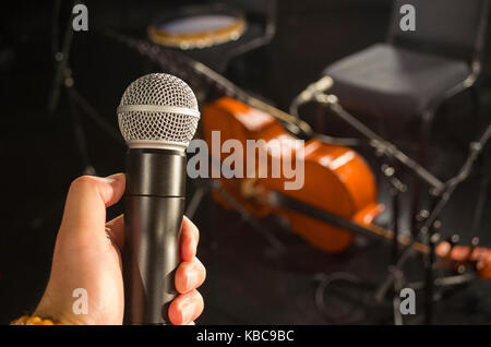 Microfono audio e musicali di sfocatura dello sfondo dello strumento Foto Stock