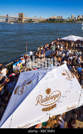 Summer Party sul Molo 15 nella parte inferiore di Manhattan con vista del lungomare di Brooklyn. La città di New York Foto Stock