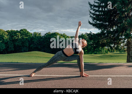 La donna caucasica la pratica dello yoga posa Foto Stock