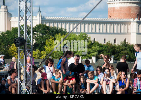 Lublin, Polonia - 29 luglio 2017- gente radunarsi da scena a carnevale festival sztukmistrzow collocato in uno spazio della città di Lublino e dedicato al teatro Foto Stock