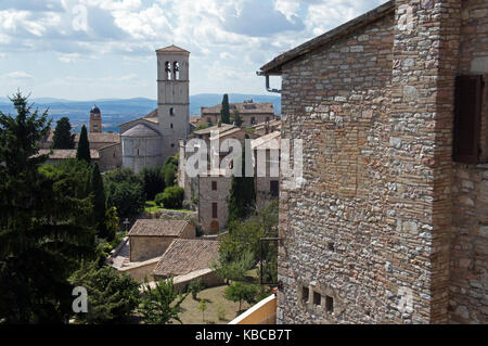 La chiesa di santa maria maggiore di Assisi, Italia con un panorama della città Foto Stock