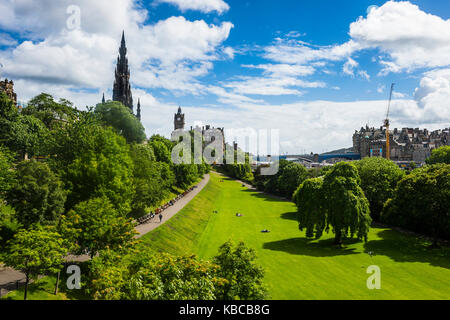 Vista sui giardini di Princes Street, Edimburgo, Scozia, Regno Unito, Europa