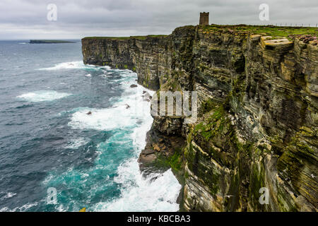 In alto sopra le scogliere, il kitchener memorial, isole Orcadi Scozia, Regno Unito, Europa Foto Stock