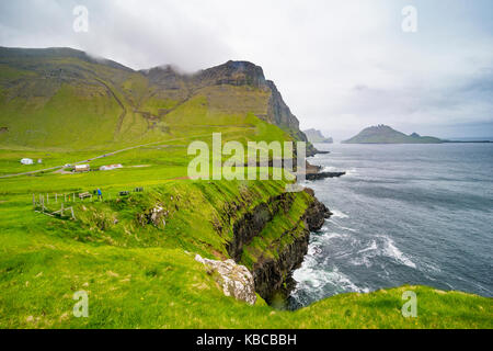Enormi scogliere in gasadalur, funzionario ministeriale, isole Faerøer, Danimarca Foto Stock