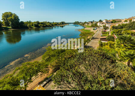 Vista verso nord-ovest lungo il fiume Lot banca con una storica bastide centro, Villeneuve-sur-Lot, Lot-et-Garonne, Francia Foto Stock