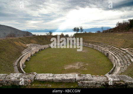 Vista di antico anfiteatro romano a Alba Fucens, Italia, risalente alla prima metà del primo secolo d.c. con fucino plateau in background Foto Stock