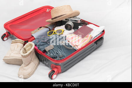 Accessori da viaggio costumi. passaporto, bagagli, macchina fotografica, occhiali da sole, boot, vestiti in valigia, pronti per il viaggio e il concetto di viaggio Foto Stock