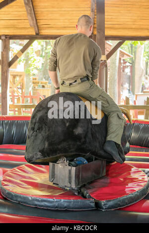 Attrazione di cavalcare un toro Foto Stock