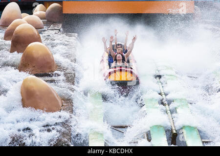 Turisti che si godono la Splash Mountain theme park ride, Universal Studios Orlando, Florida, Stati Uniti d'America Foto Stock