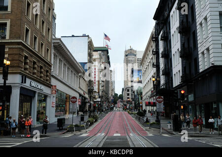 La dal fondo di Geary Street nel centro cittadino di San Francisco, California, Stati Uniti d'America. Foto Stock