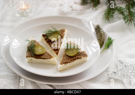 Crostino con patè, conserve di cetriolo e aneto. snack. Il fuoco selettivo. Foto Stock