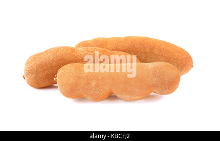 Tamarindo secchi frutta isolato su uno sfondo bianco Foto Stock