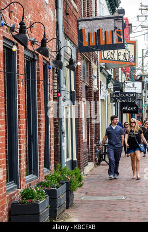 Richmond Virginia, Shockoe Bottom, quartiere, negozi, ristorante Lulu's, cartello, esterno, coppia, uomo uomini maschio, donna donne, a piedi, VA170521106 Foto Stock