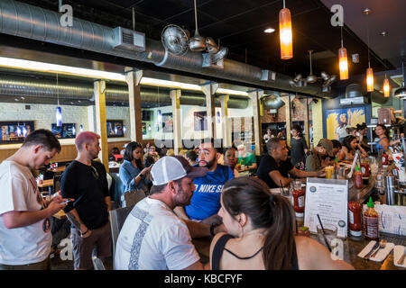 Richmond Virginia, Shockoe Bottom, quartiere, negozi, ristorante Lulu's, bar lounge pub, adulti uomo uomini maschio, donna donna donna donna donna donna donna donna donna donna donna, affollato, in Foto Stock