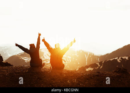 Coppia felice amici divertendosi sunset mountain Foto Stock