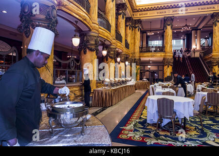 Richmond Virginia, Jefferson Hotel, storico, interno, hotel, lusso, cinque, 5 stelle, lobby Rotunda, soppalco, brunch con champagne della domenica, chef, uomini neri Foto Stock