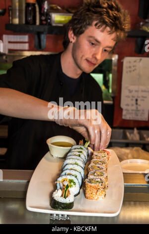 Richmond Virginia, Fan District, riso Sticky, cucina asiatica, ristorante ristoranti cibo caffè, ristoranti, uomo maschile, sushi roll, chef, preparazione, w Foto Stock