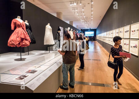 Richmond Virginia, Virginia Museum of fine Arts della Virginia, VMFA, mostra speciale, Yves Saint Laurent, moda, designer francese, haute couture, galleria galler Foto Stock