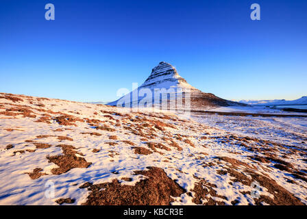 Cascata kirkjufellsfoss con kirkjufell mountain all'alba, e l'Islanda Foto Stock