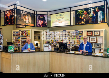 Fredericksburg Virginia, Fredericksburg Visitor Center, informazioni desk, donna donne, brochure cartelle cartelle opuscoli opuscoli informa Foto Stock