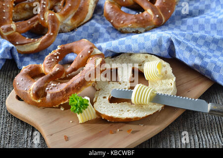 Croccante fresca bavarese salatini con burro Foto Stock