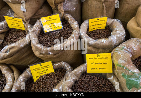 Sacchi di chicchi di caffè a Porto Rico importazione co. nel Greenwich Village di New York City Foto Stock