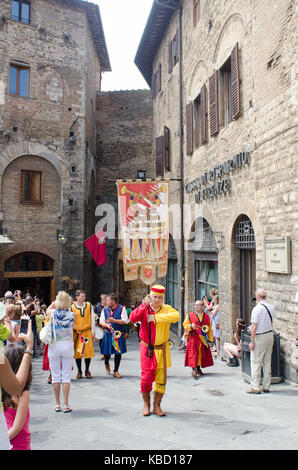 San Gimignano i ragazzi in costume medievale di tamburi in parata attraverso Foto Stock