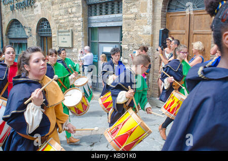 San Gimignano ragazze in costume medievale di tamburi in parata attraverso Foto Stock