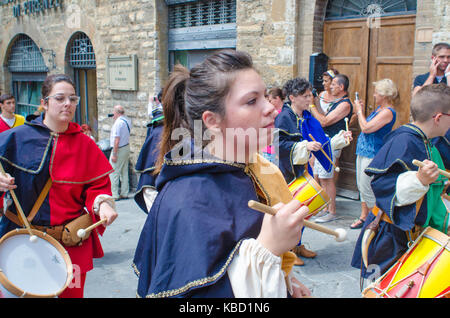 San gimignano ragazze in costume medievale di tamburi in parata attraverso Foto Stock