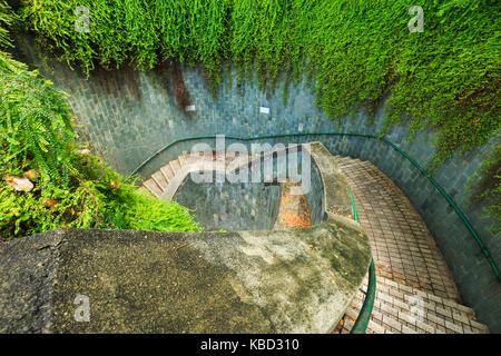 La scala a chiocciola di attraversamento sotterraneo a Fort Canning Park, Singapore Foto Stock