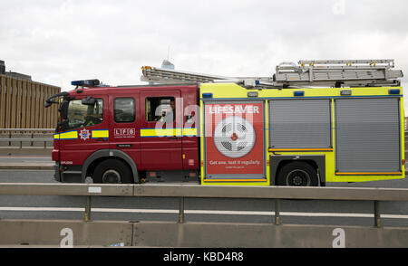 Motore Fire attraversa Londra Briidge nella città di Londra Foto Stock