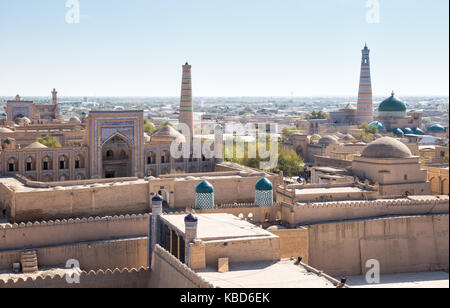 Vista dell'antica fortezza di ichan kala dal ponte di osservazione. khiva, Uzbekistan Foto Stock