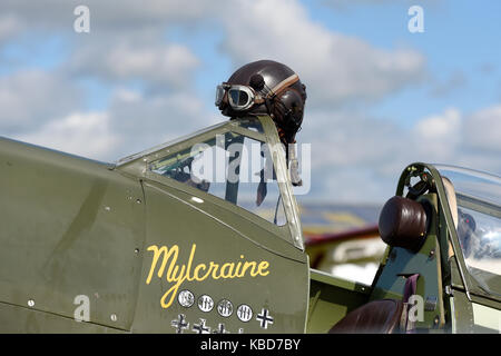 Supermarine Spitfire IX MH434 al Goodwood Revival 2017. Cabina di pilotaggio e casco volante. Gestito dalla Old Flying Machine Company Foto Stock