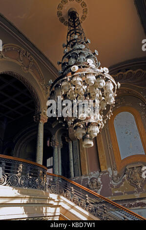 Casinò Constanța (Constanta, Constanca) in Romania - edificio in stile Art Deco abbandonato - lampadario sopra la scala principale Foto Stock