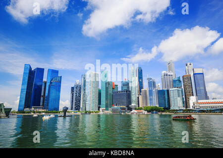 Il distretto centrale degli affari edificio della città di Singapore con cielo blu Foto Stock