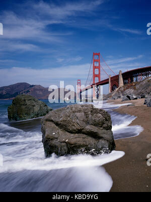 Golden Gate bridge e fornai Beach, San Francisco, California, Stati Uniti d'America Foto Stock