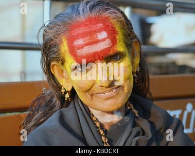 Di mezza età shaivite sadhu femmina (santa donna aka sādhvī chi adora shiva) con molto carattere distintivo tripundra sulla sua fronte rosso Foto Stock