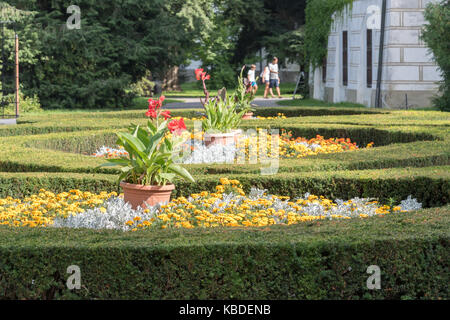 Třeboň, Repubblica Ceca - 18 agosto 2017: letti di fiori molto ben curato con le persone all'interno del giardino pubblico Foto Stock