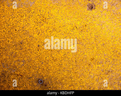 Close up giallo verniciato grunge passo consistenza; essex; Inghilterra; Regno Unito Foto Stock