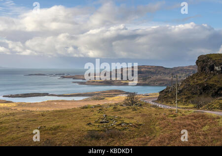 Guardando indietro lungo la strada per l'isola di Ulva al largo della costa occidentale di Mull Foto Stock