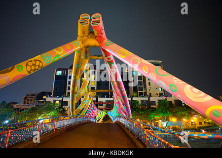 Alkaff ponte sopra il fiume Singapore di notte, dipinta nel gennaio 2004 in colori vibranti dall artista filippino pacita abad (1946â€"2004). come molti come 5 Foto Stock