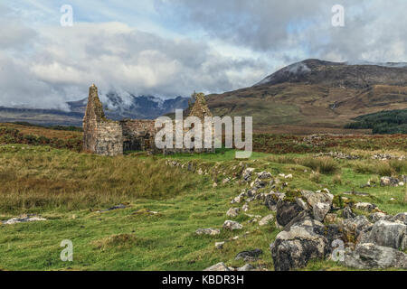 Ruined Cave Building, Strath Suardal, Isola di Skye, Scozia, Regno Unito Foto Stock