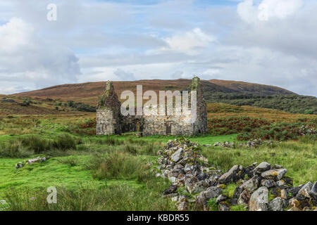 Ruined Cave Building, Strath Suardal, Isola di Skye, Scozia, Regno Unito Foto Stock