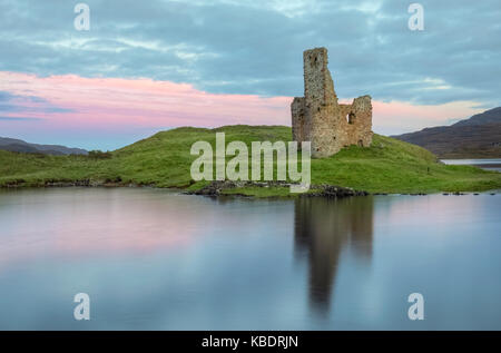 Ardvreck Castle e Loch Assynt, Sutherland, Scotland, Regno Unito Foto Stock