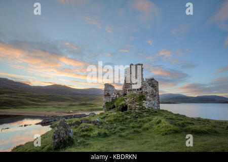 Ardvreck Castle e Loch Assynt, Sutherland, Scotland, Regno Unito Foto Stock